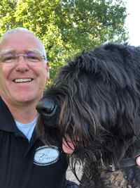 Een foto van Bart Nieuwenhuis met Nero zijn hond.
